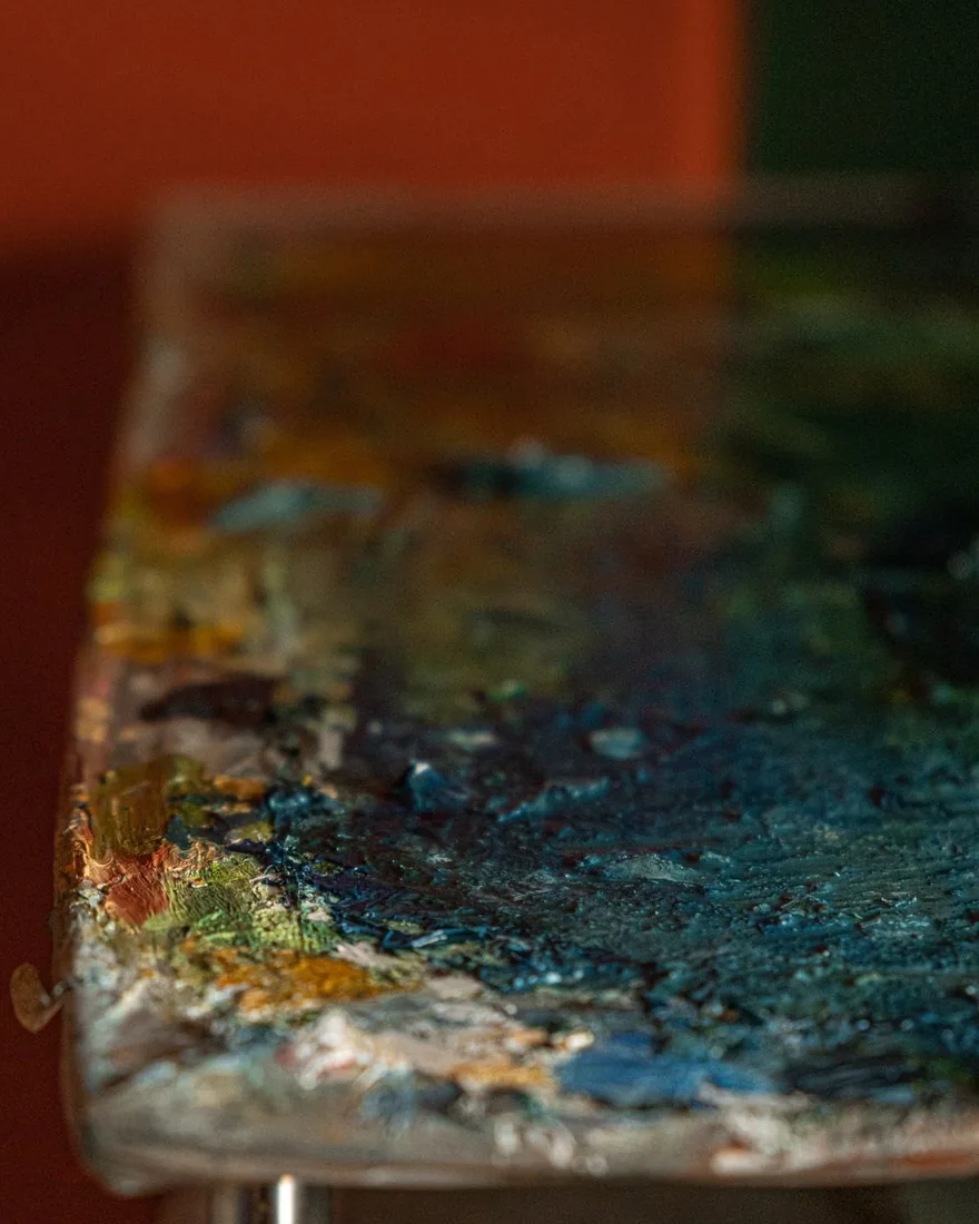 Detalle en luz rasante de una superficie pictórica con empastes, craquelado y capas de color superpuestas